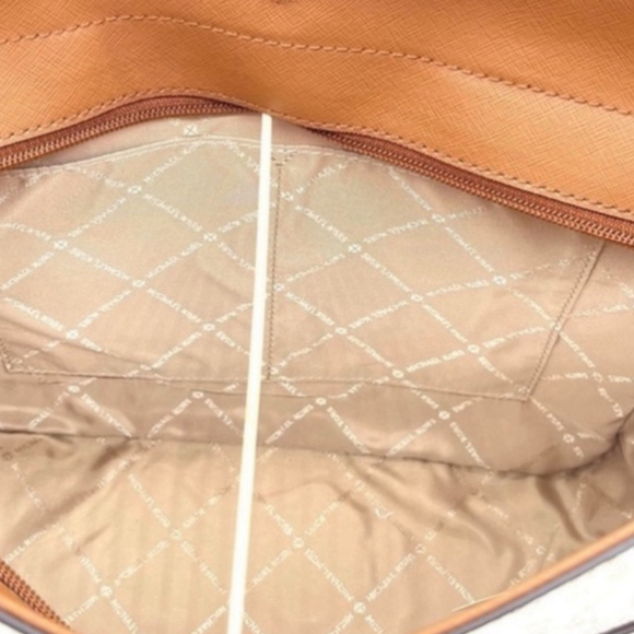 Michael Kors Large X Chain
Shoulder Tote Bag & Double Wallet
Vanilla/Brown - Picture 12 of 16